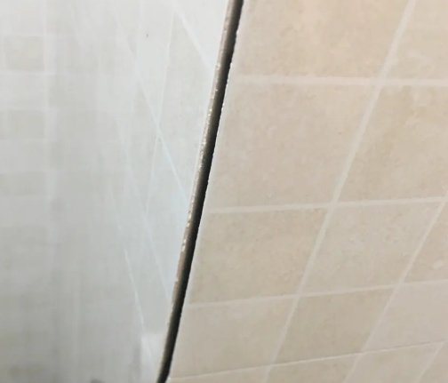 斗门瓷砖空鼓维修公司分享阳台瓷砖脱落的修复过程可以分为以下几个步骤