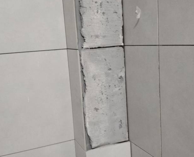 斗门瓷砖空鼓维修公司分享下瓷砖施工前基层浇水润湿程度不足，可能导致以下问题