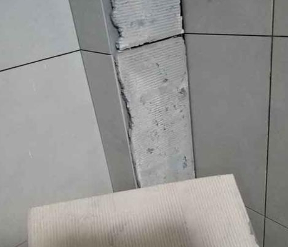 斗门瓷砖空鼓维修公司分享下厨房瓷砖脱落的补救措施。